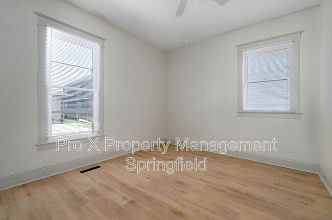 Foto del edificio - 214 W Madison St