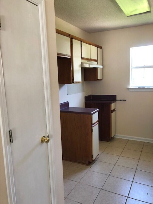 Building Photo - Cozy Home