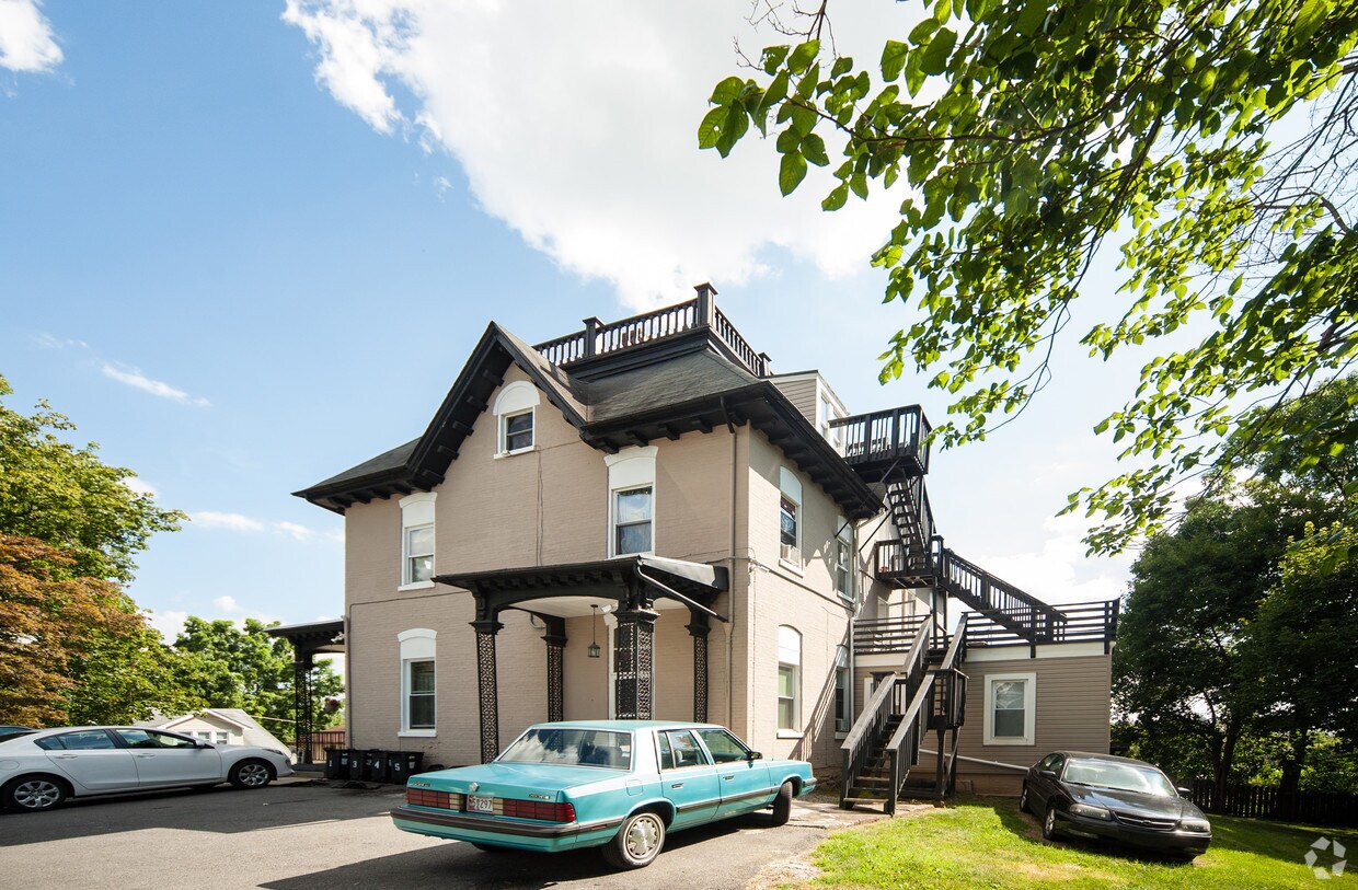 Foto del edificio - 671 Highland Way