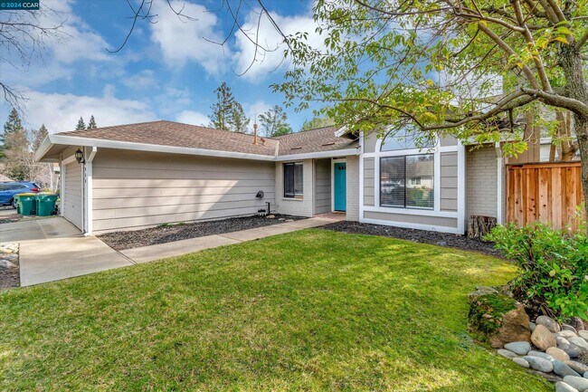 Building Photo - 1060 St Andrews Dr