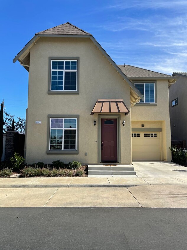 Foto principal - Four Bedroom, Two and a Half Bath Family Home