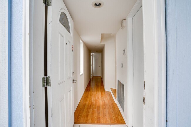 Building Photo - 9018 2nd Ave S, Seattle, WA 98108 $2,500 P...