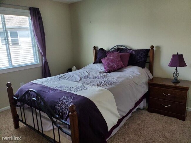 Building Photo - 3 br, 3 bath Townhome - 3622 Osullivan Rd
