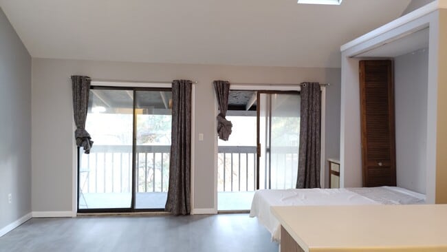 Building Photo - 500 Fairway Village Dr
