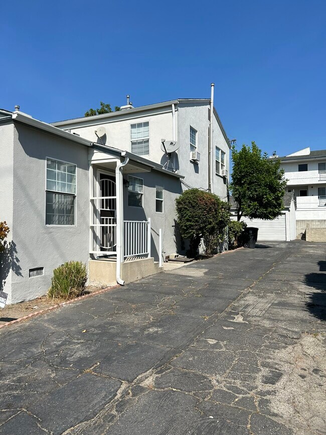 Building Photo - 1209 Alameda W Ave