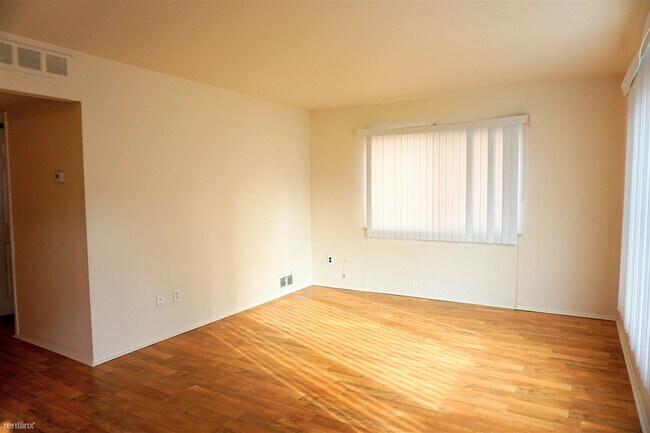 Foto del edificio - 3 br, 1 bath House - 25231 Dale St