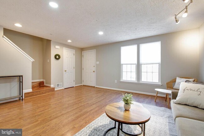 Foto del edificio - 8117 Ellen Way