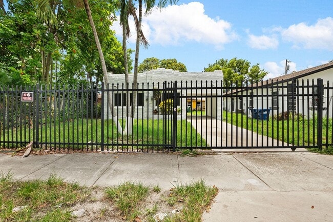Foto del edificio - Spacious 3BR/1BA Single-Family Home – Central Miami
