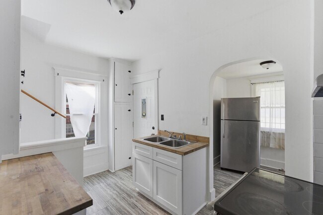 Foto del edificio - 223 Elmhurst Rd