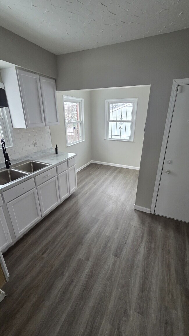 Foto del edificio - Coming Soon: 4 Bedroom 2 Bath - Split Level Single Family Home!