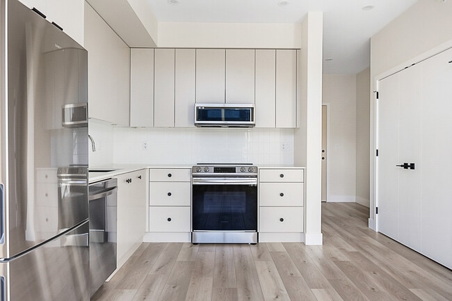 Building Photo - 45511-45511 Campus Dr