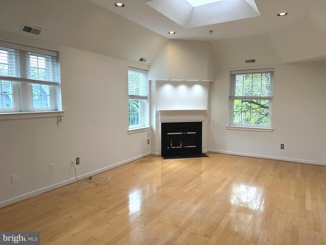 Foto del edificio - 104 Woodside Rd