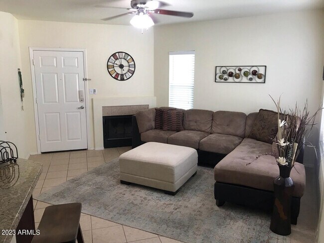 Foto del edificio - 9450 E Becker Ln