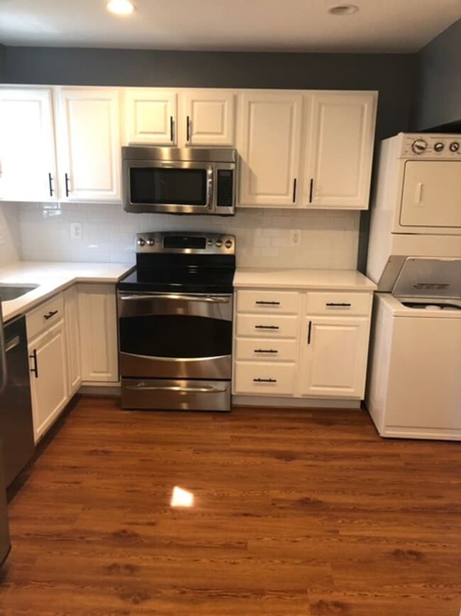 Building Photo - Beautiful 3 BR 2.5 BA in sought after Kenw...