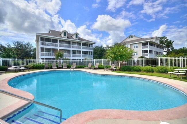 Building Photo - 3350 Club Villas Dr