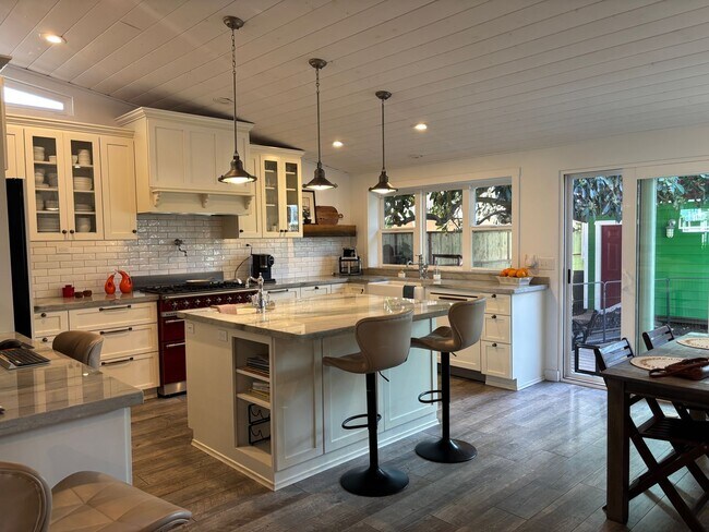 Building Photo - 2 Bed/2 Bath Oceanside Charmer!