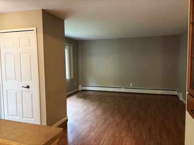 Building Photo - Chelsea Downtown Area 3-bedroom Ranch