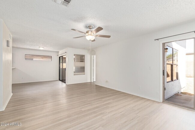 Foto del edificio - 8714 W Amelia Ave