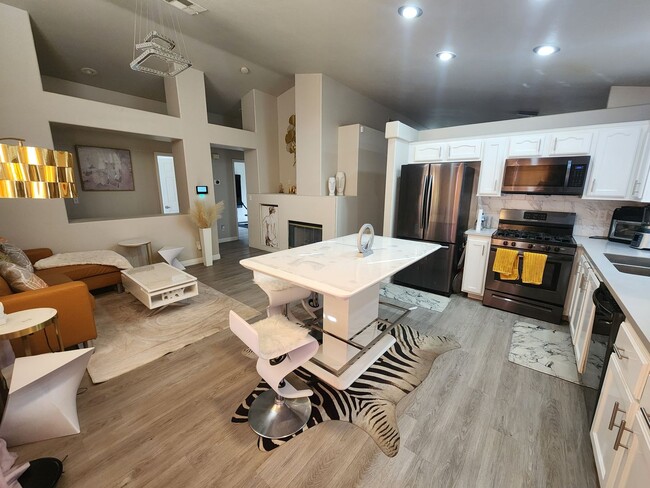 Foto del edificio - Fully Furnished 3-Bedroom Home with Smart ...