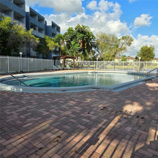 Building Photo - 9371 Fontainebleau Blvd