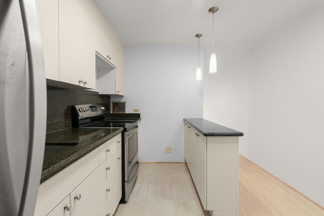 Building Photo - The Barclay 2bd/2ba/1pkg