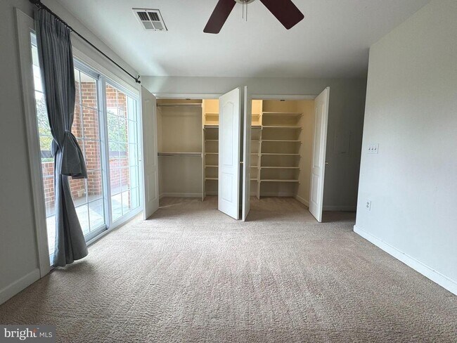 Foto del edificio - 6924 Fairfax Dr