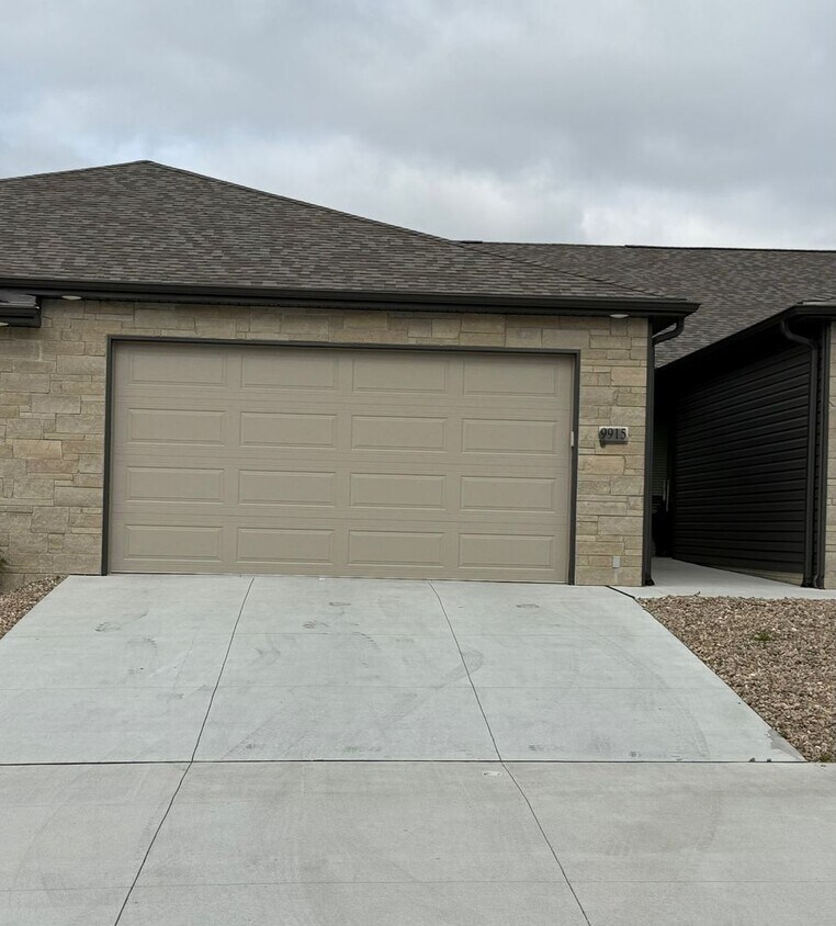 Foto principal - Ranch townhome with 2 stall garage. Spacio...