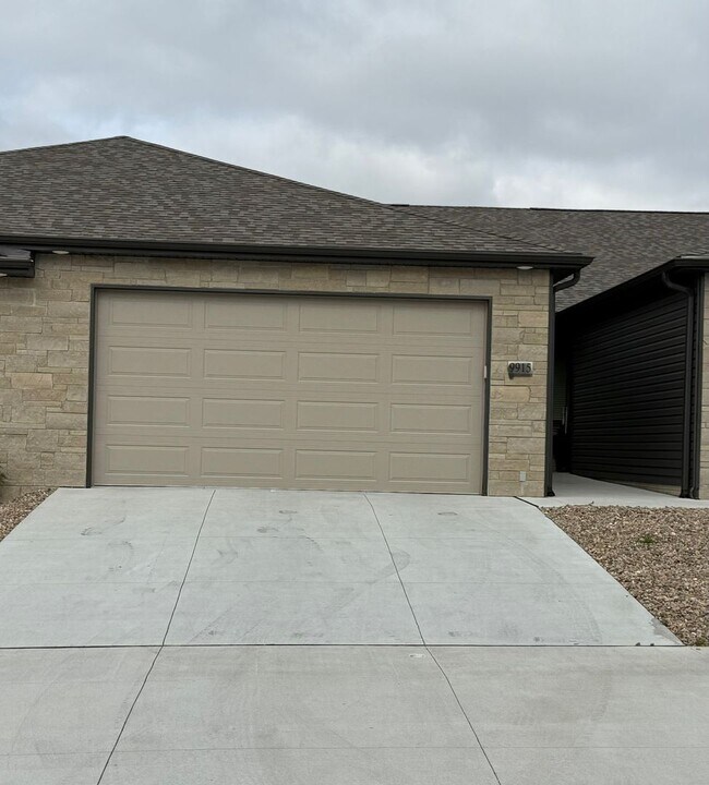 Foto del edificio - zero entry ranch townhome with 2 stall garage.  Spacious 2 bedroom/2.5 bath