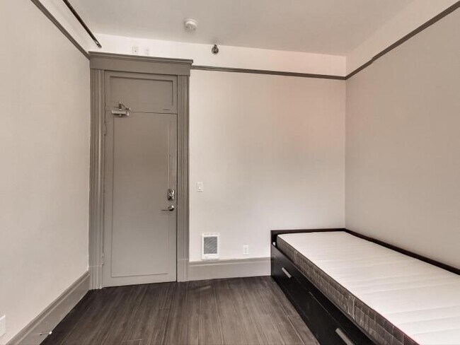 Building Photo - bedroom in San Francisco CA 94108