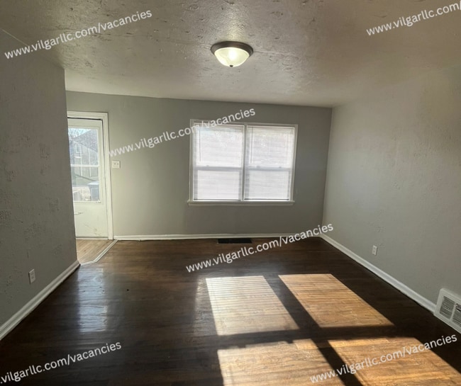 Foto del edificio - 3 Large Bedrooms (Oversized Master) • 1 Bathroom • Single-Family Home