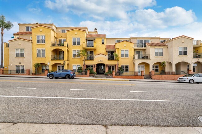 Building Photo - OCEAN VIEWS AND DOWNTOWN VIBES