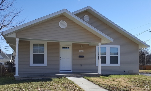 Front Porch - 2202 N Prospect Ave