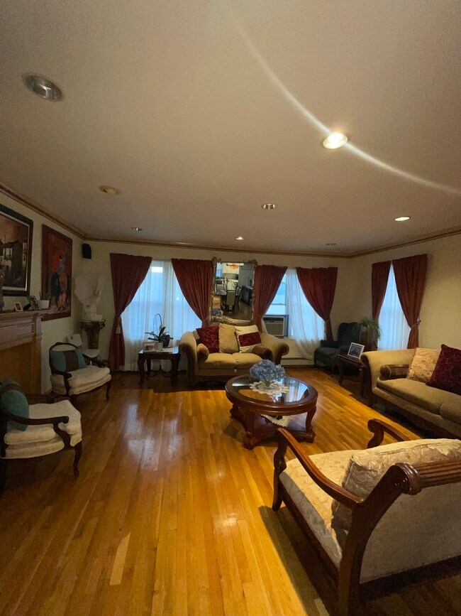 Foto del edificio - 3325 88th St
