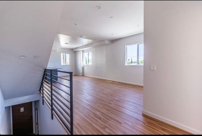 Foto del edificio - 4BR 3Ba Modern Townhome in Prime NOHO