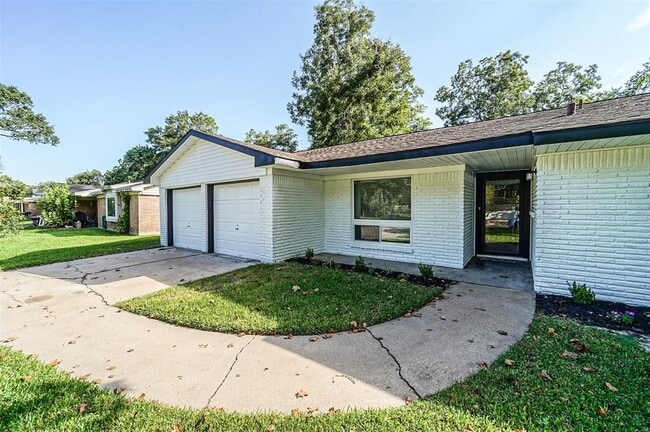 Building Photo - 707 Riverside Dr