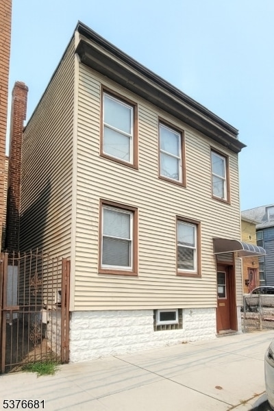 Building Photo - 122 Cross St