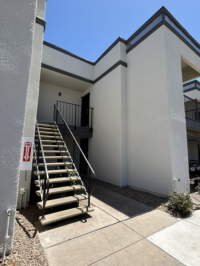 Building Photo - 740 W Elm St