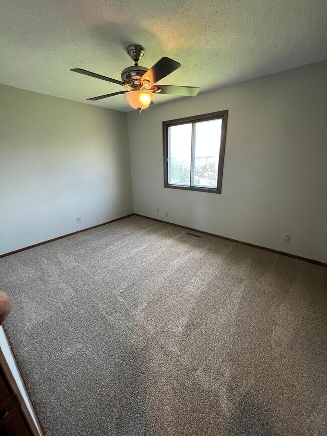 Building Photo - Millard 3 Bedroom