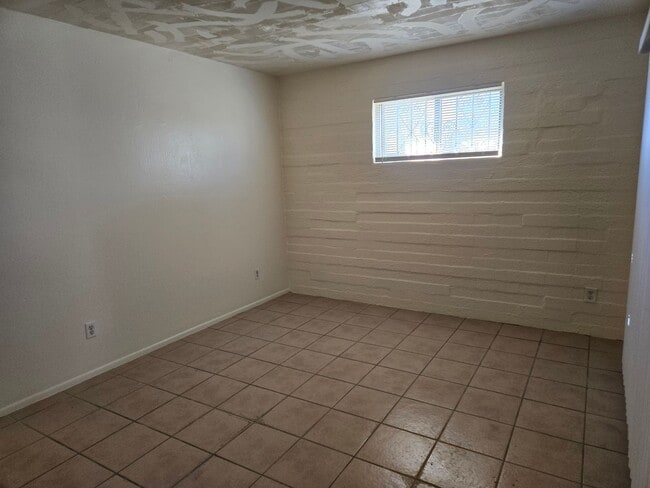 Building Photo - Cozy 1-bed, 1-bath unit (B) in a duplex located in