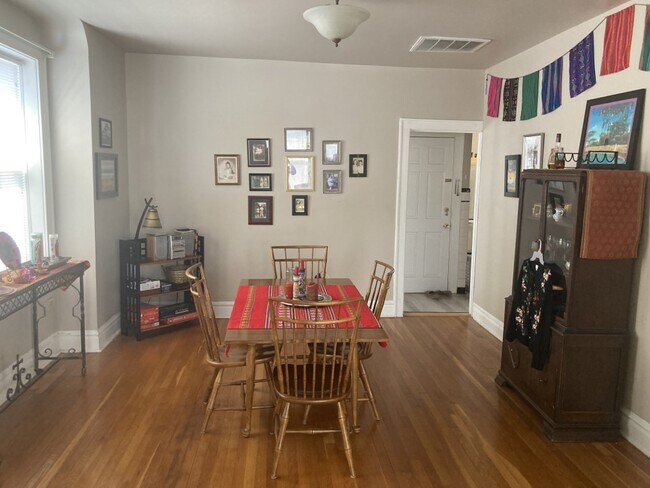 Comedor - 7137 Tulane Ave
