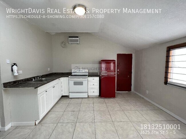 Building Photo - Updated Studio home in St Pete!