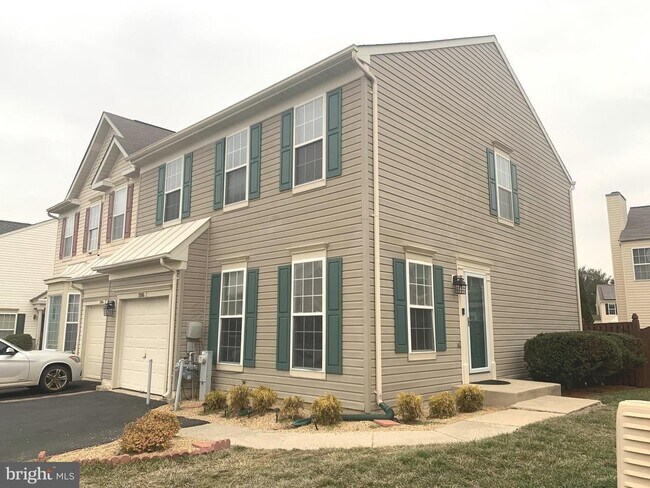 Building Photo - Beautiful 3bd 2/2bth duplex with attached ...