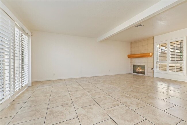 Foto del edificio - SPACIOUS 3BR/2BA Condo in Canyon Crest Nea...