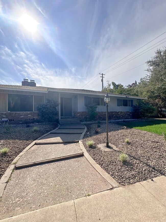 Photo - Gorgeous 3 bed 2 bath! (Please read entire ad before showing) House