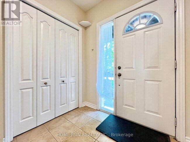 Building Photo - 217 Deerfox Dr