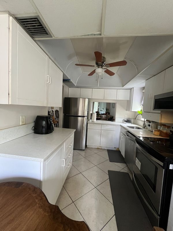Foto del edificio - 8321 Sands Point Blvd
