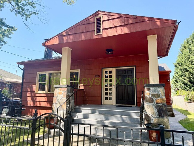 Building Photo - Awesome 4-Bed/2-Bath Craftsman Bungalow House Near Alberta District