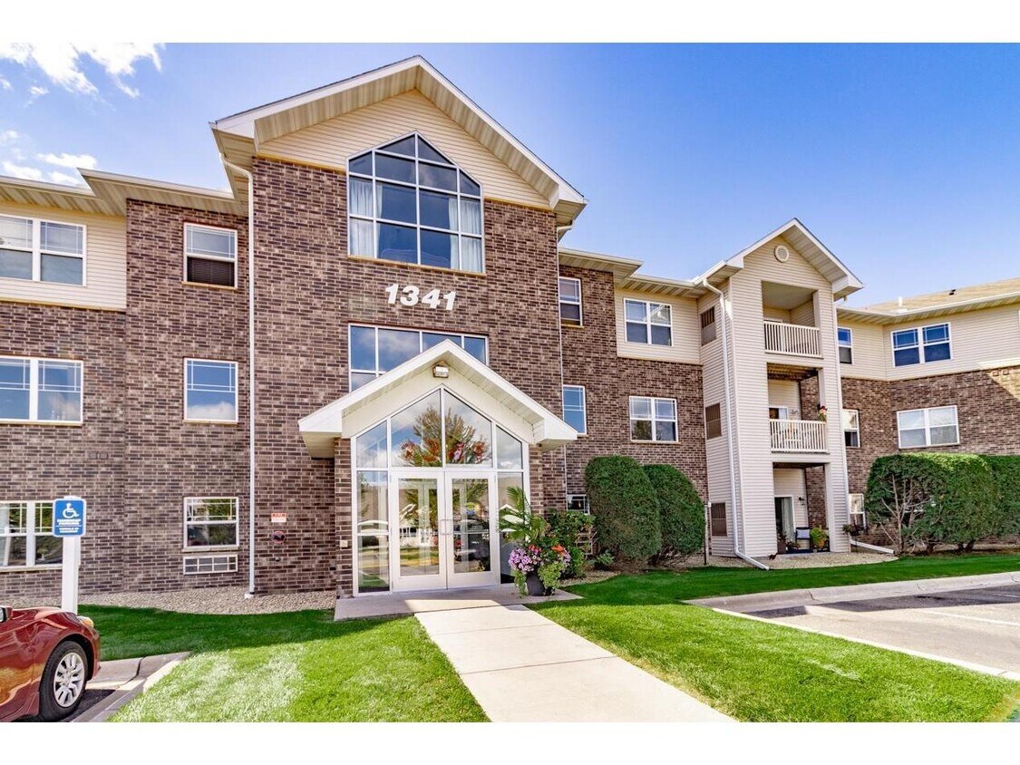 1341 Lake Dr W Unit Powers Ridge, Chanhassen, MN 55317 Condo for Rent