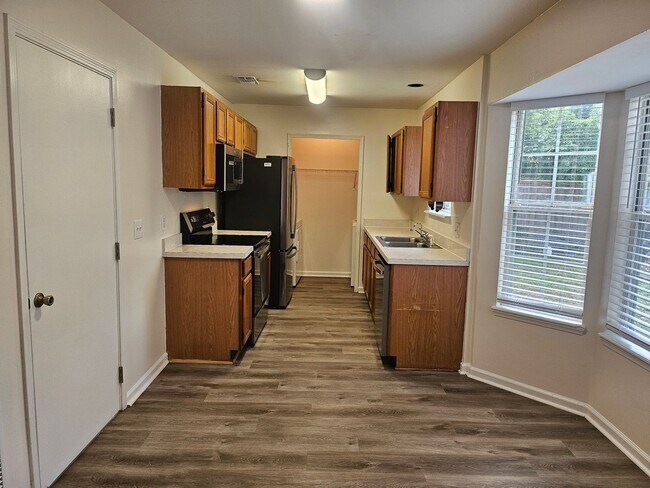Foto del edificio - $1550.00 - 3/2/2 - Escape the Apartment Lifestyle!