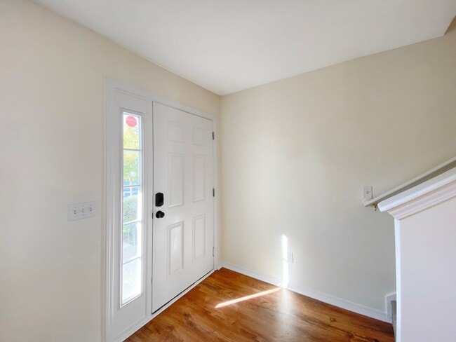 Building Photo - Two Bedroom Townhome in Godley Park with m...